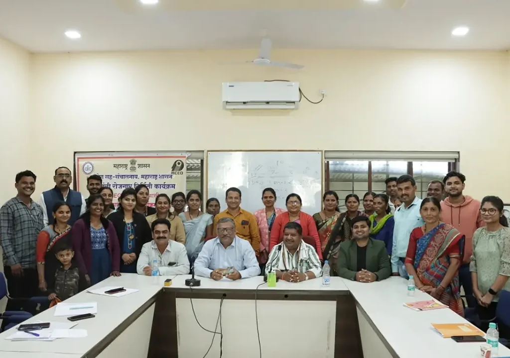 Group photograph of digital marketing expert Shashi Jamnekar with participants after a training program for a Maharashtra government department in a conference room.