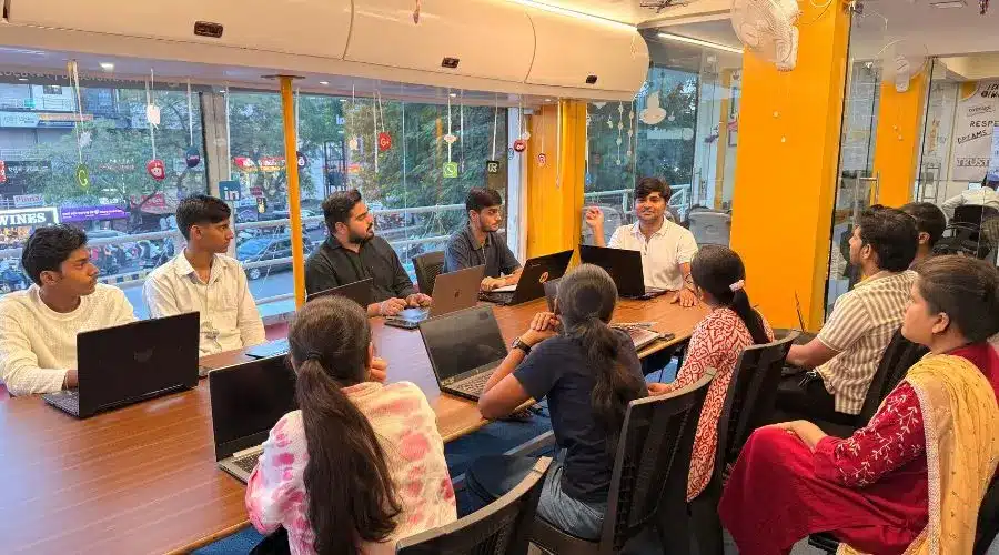 Shashi Jamnekar CEO of Niksh Digital teaching Digital Marketing Course in Amravati